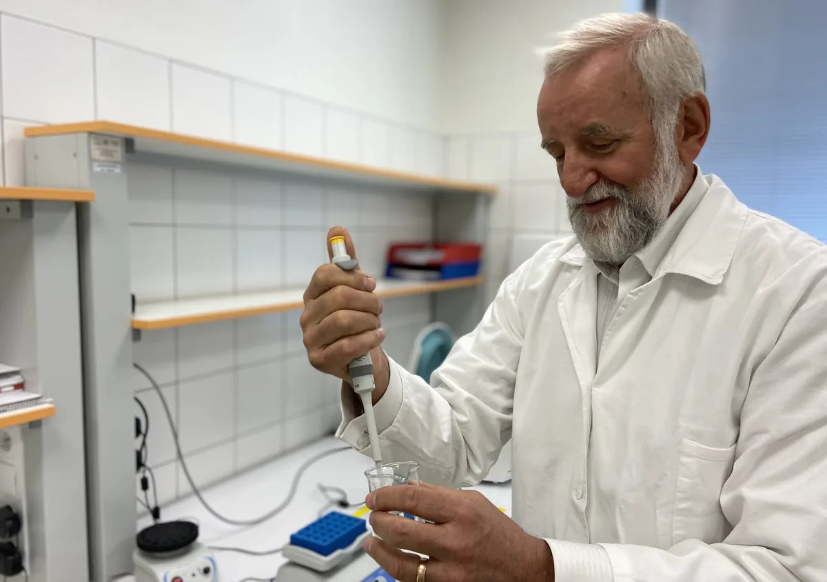 MVDr. Alojz Bomba, DrSc. při práci v laboratoři